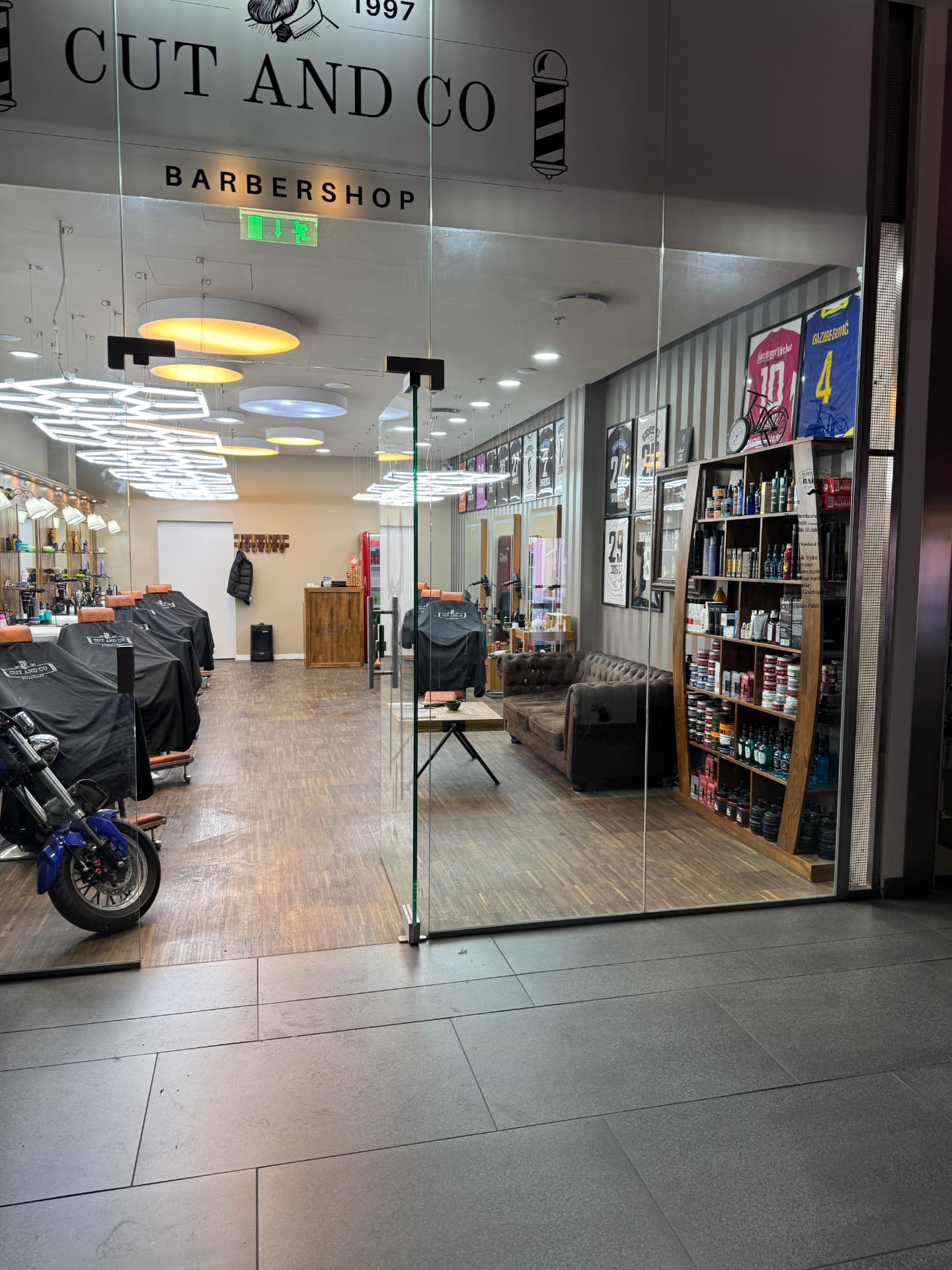 Eingang des Cut & Co Barbershops